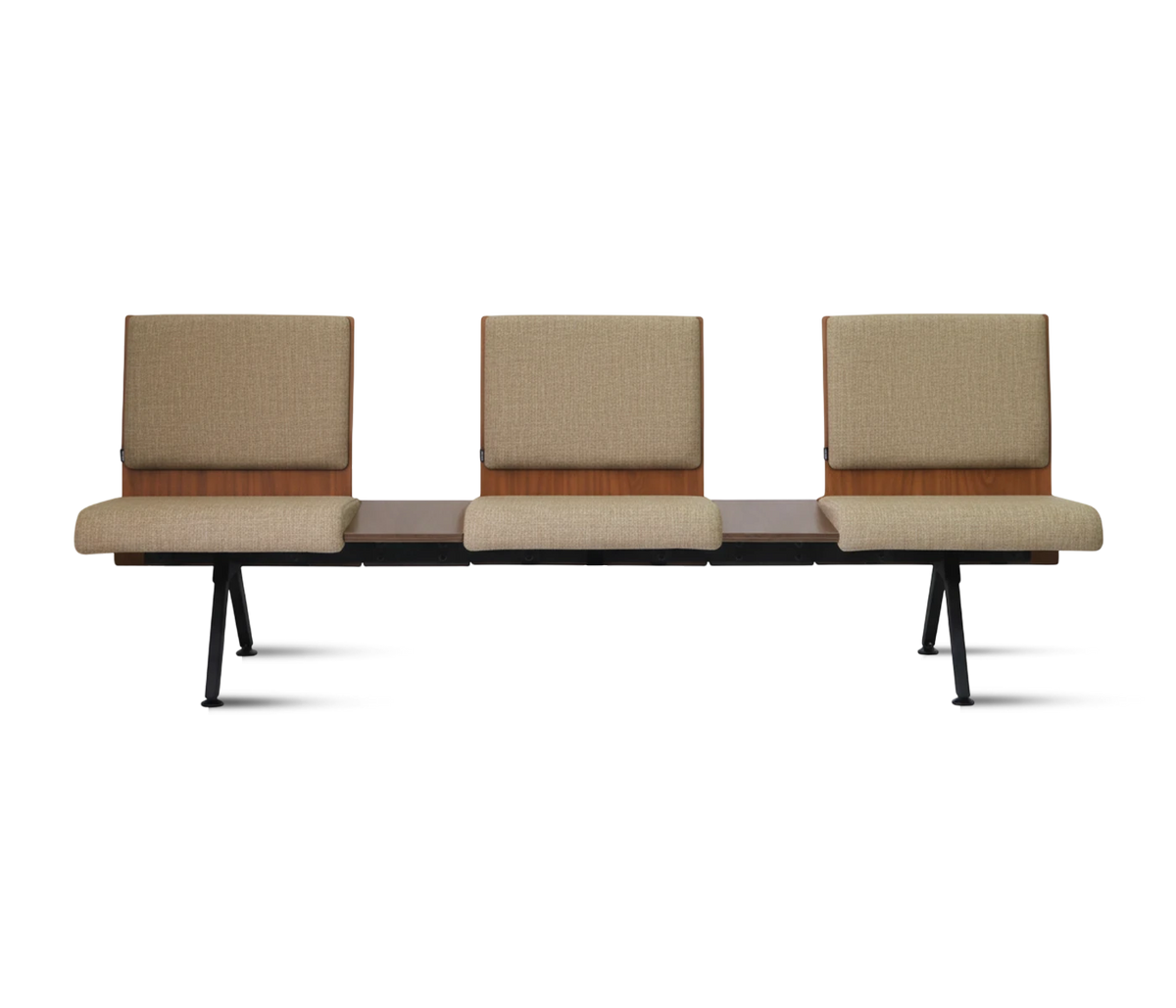 PROVOUR K Bench三人座等候椅,具備曲木背板、仿布紋PVC皮革座墊與粉體塗裝鐵製椅腳,間隔木質HPL桌板能劃分個人空間,展現優雅商務風格。