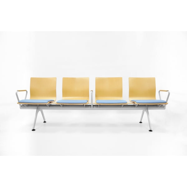 PROVOUR Mi Bench 四人座等候椅,曲木椅背搭配經典皮革座墊與銀色粉體塗裝鐵製椅腳,簡約耐用。