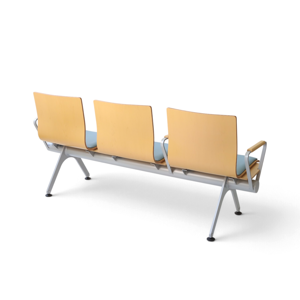 PROVOUR Mi Bench 三人座等候椅,曲木椅面搭配經典皮革軟墊與鐵製粉體塗裝椅腳,簡約耐用。