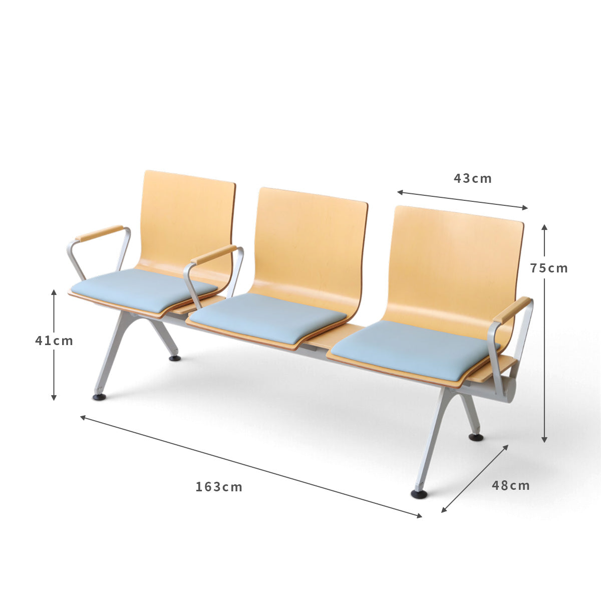 PROVOUR Mi Bench 三人座等候椅,曲木椅面搭配經典皮革軟墊與鐵製粉體塗裝椅腳,簡約耐用。附尺寸標示。