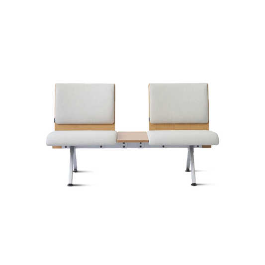 PROVOUR 台日設計家具|木質辦公桌辦公椅 K Bench 二人座等候椅,淺色木質與白色軟墊設計,中間附有實用桌板,適合商務大廳使用。