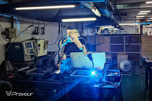 「焊接機器手臂」精確焊接每個魔鬼細節