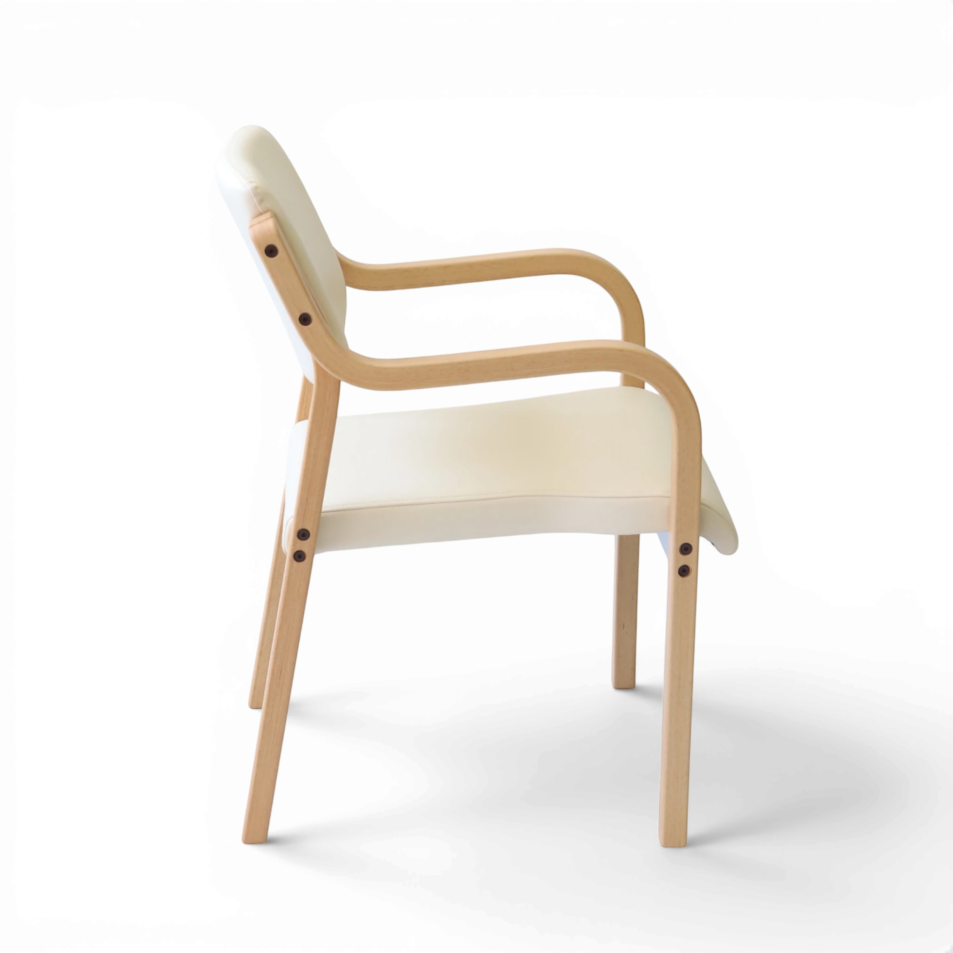 PROVOUR 台日設計家具｜木質辦公桌辦公椅 M Chair-02 米白色曲木扶手椅，具備舒適泡綿座墊與可堆疊設計，適合商務接待空間。
