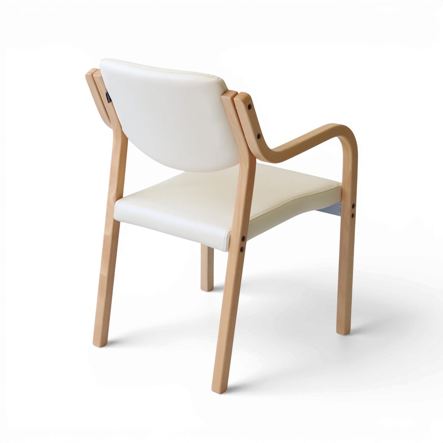 PROVOUR 台日設計家具｜木質辦公桌辦公椅 M Chair-02 米白色曲木扶手椅，具備舒適泡綿座墊與可堆疊設計，適合商務接待空間。