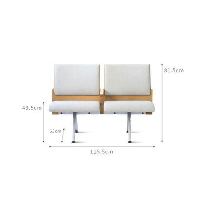 PROVOUR K Bench 二人座大廳等候椅，淺色曲木與仿布紋PVC皮革，搭配實木扶手與鐵製椅腳，附尺寸標示。