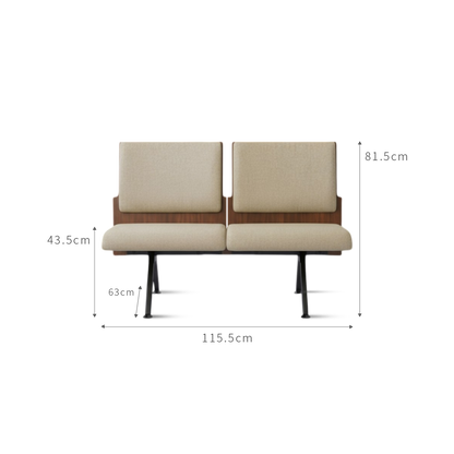 PROVOUR K Bench 二人座等候椅，具備天然木皮曲木背板與米色仿布紋PVC皮革座墊，搭配黑色鐵製椅腳。