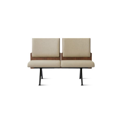 PROVOUR K Bench 二人座等候椅，淺色系 PVC 皮革座墊搭配天然木皮曲木椅背與黑色鐵製椅腳，簡約優雅。
