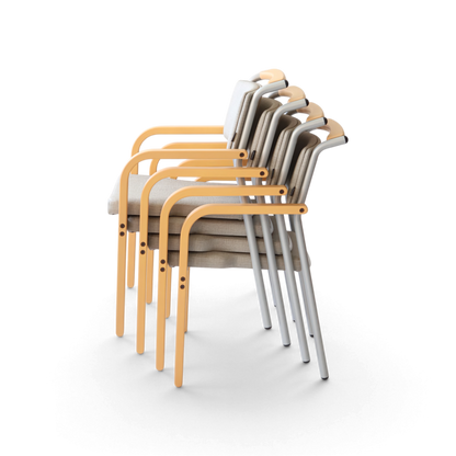 PROVOUR M Chair-01 把手款，淺灰色 PVC 軟墊搭配實木扶手與金屬椅腳，可堆疊設計，適合醫療與辦公空間。