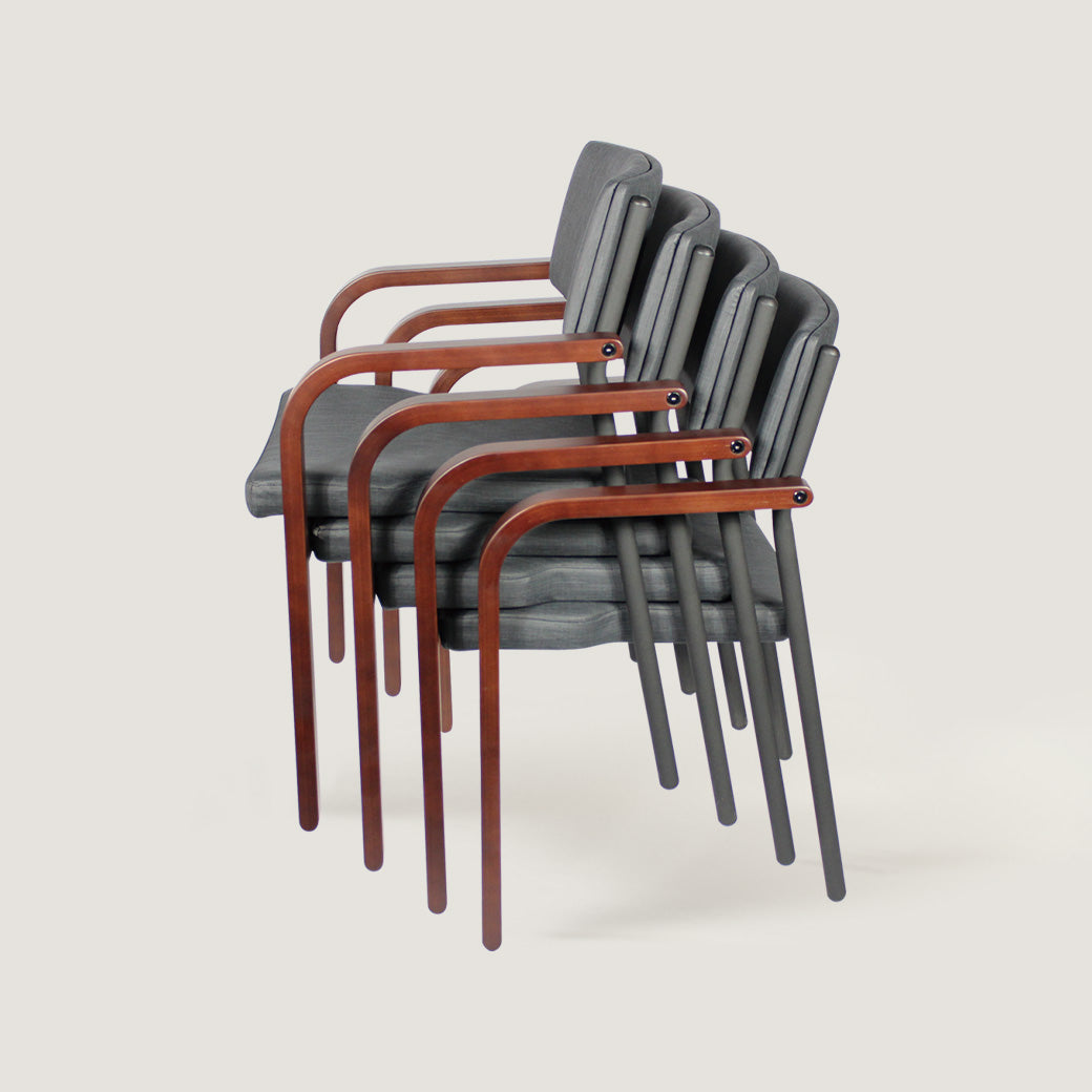 PROVOUR M Chair-01 灰色PVC曲木堆疊椅，配有實木扶手與前腳輪，適合醫療空間使用。
