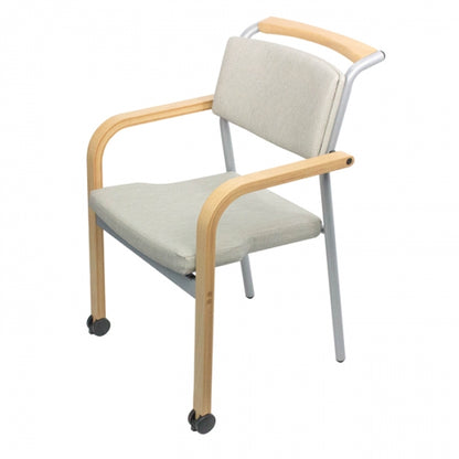 PROVOUR M Chair-01 淺灰色曲木扶手椅，具備實木把手與前腳輪設計，適合醫療與照護空間使用。