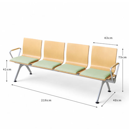 PROVOUR Mi Bench 四人座等候椅，曲木椅背搭配經典皮革座墊與銀色粉體塗裝鐵製椅腳，簡約耐用，附尺寸標示。