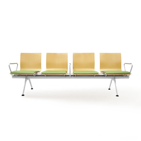 PROVOUR Mi Bench 四人座等候椅，曲木椅背搭配經典皮革座墊與銀色粉體塗裝鐵製椅腳，簡約耐用。