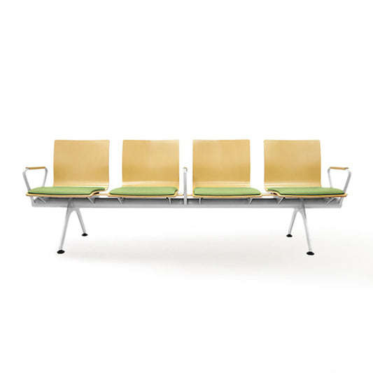 PROVOUR Mi Bench 四人座等候椅，曲木椅背搭配經典皮革座墊與銀色粉體塗裝鐵製椅腳，簡約耐用。