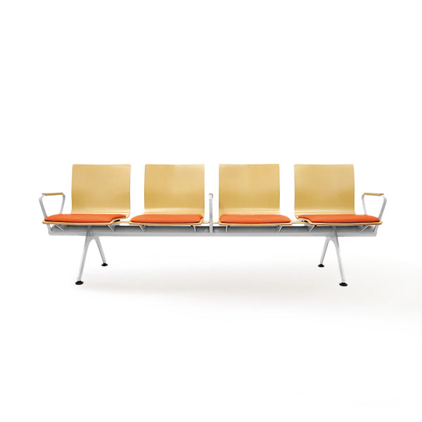 PROVOUR Mi Bench 四人座等候椅，曲木椅背搭配經典皮革座墊與銀色粉體塗裝鐵製椅腳，簡約耐用。