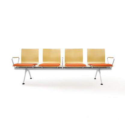 PROVOUR Mi Bench 四人座等候椅，曲木椅背搭配經典皮革座墊與銀色粉體塗裝鐵製椅腳，簡約耐用。