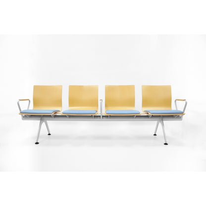 PROVOUR Mi Bench 四人座等候椅，曲木椅背搭配經典皮革座墊與銀色粉體塗裝鐵製椅腳，簡約耐用。