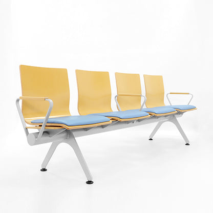 PROVOUR Mi Bench 四人座等候椅，曲木椅背搭配經典皮革座墊與銀色粉體塗裝鐵製椅腳，簡約耐用。