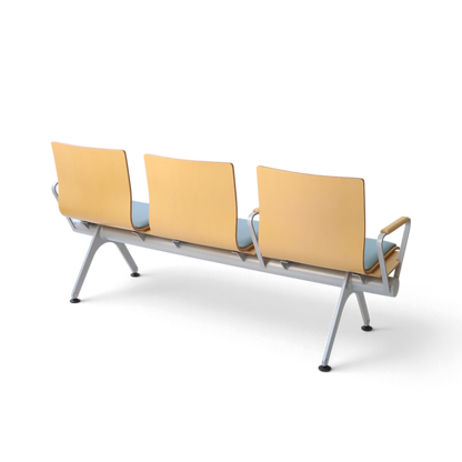 PROVOUR Mi Bench 三人座等候椅，曲木椅面搭配經典皮革軟墊與鐵製粉體塗裝椅腳，簡約耐用。