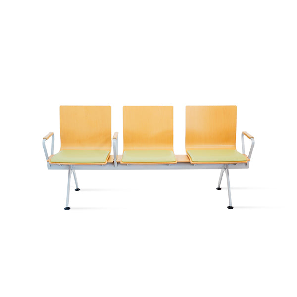 PROVOUR Mi Bench 三人座等候椅，曲木椅面搭配經典皮革軟墊與鐵製粉體塗裝椅腳，簡約耐用。