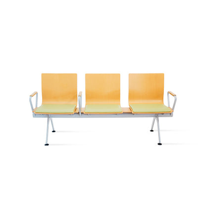PROVOUR Mi Bench 三人座等候椅，曲木椅面搭配經典皮革軟墊與鐵製粉體塗裝椅腳，簡約耐用。