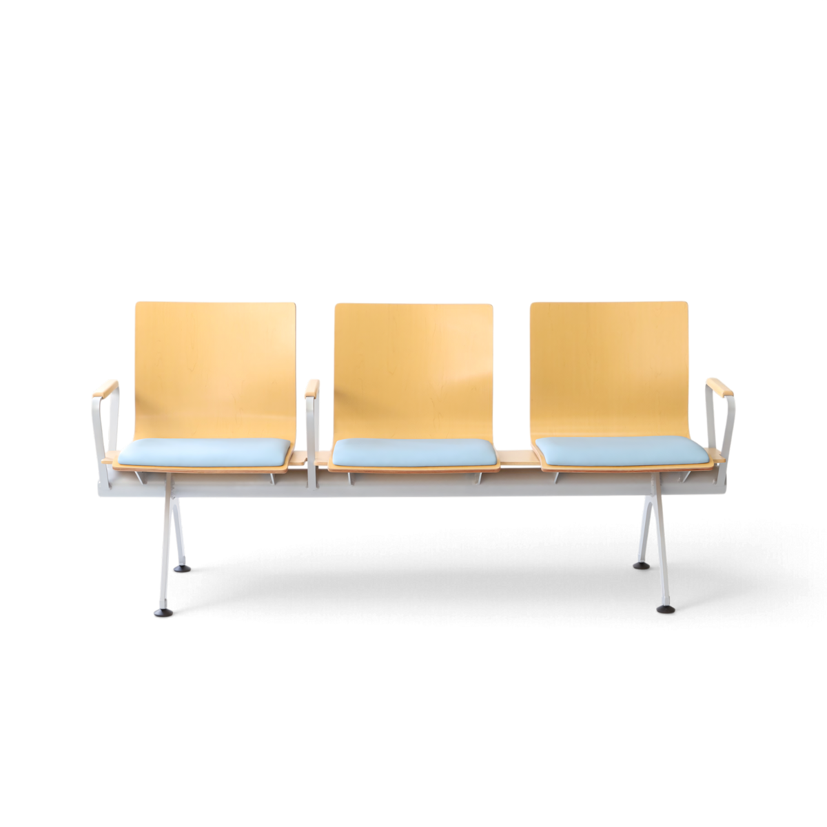 PROVOUR Mi Bench 三人座等候椅，曲木椅面搭配經典皮革軟墊與鐵製粉體塗裝椅腳，簡約耐用。