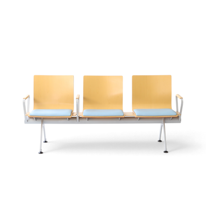 PROVOUR Mi Bench 三人座等候椅，曲木椅面搭配經典皮革軟墊與鐵製粉體塗裝椅腳，簡約耐用。