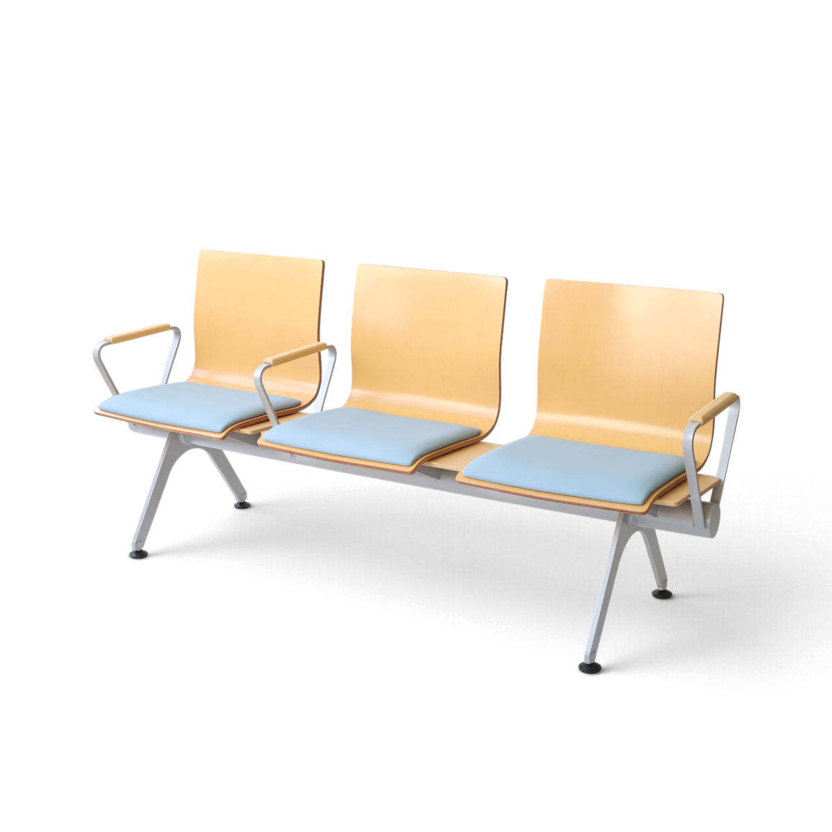 PROVOUR Mi Bench 三人座等候椅，曲木椅面搭配經典皮革軟墊與鐵製粉體塗裝椅腳，簡約耐用。