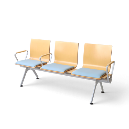 PROVOUR Mi Bench 三人座等候椅，曲木椅面搭配經典皮革軟墊與鐵製粉體塗裝椅腳，簡約耐用。