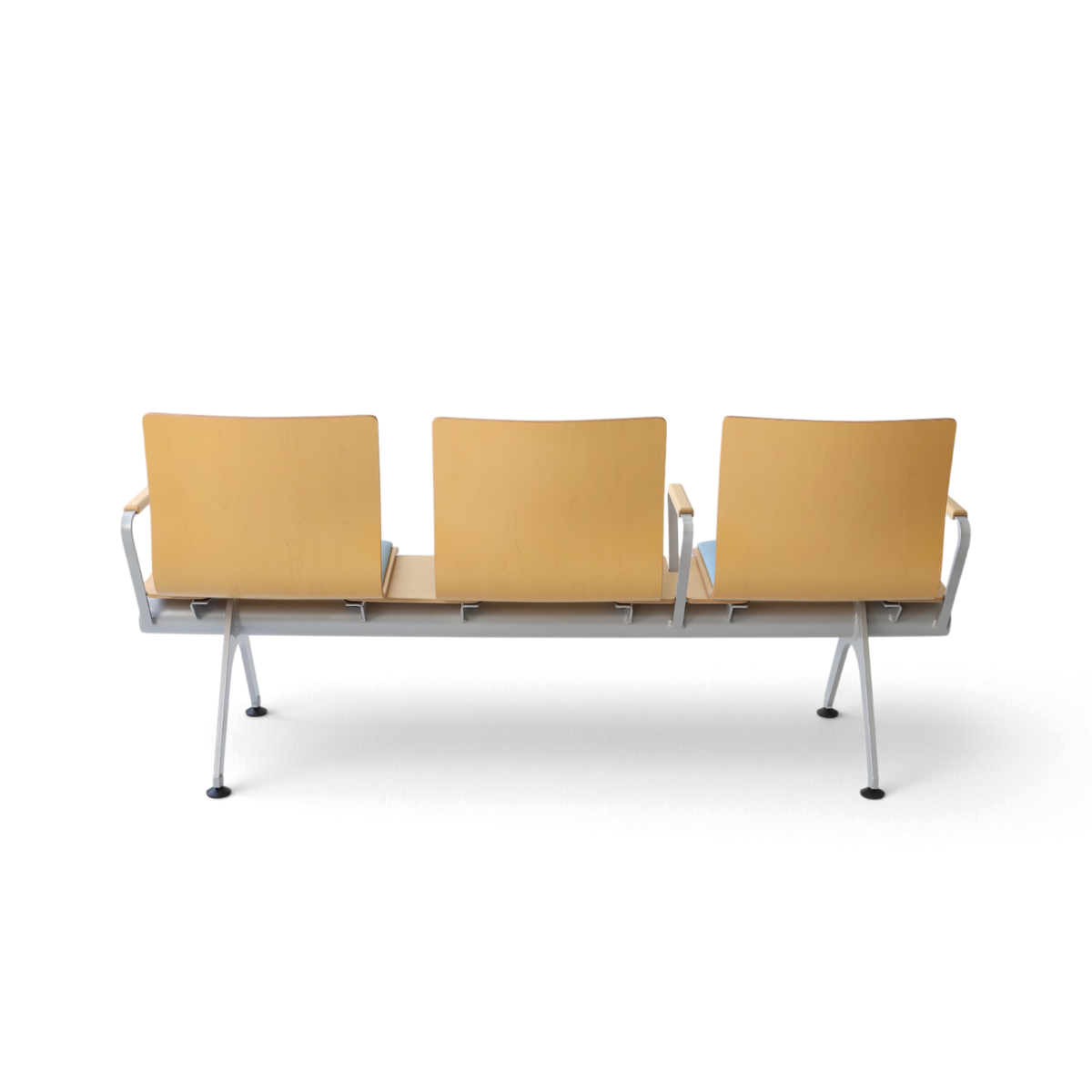 PROVOUR Mi Bench 三人座等候椅，曲木椅面搭配經典皮革軟墊與鐵製粉體塗裝椅腳，簡約耐用適合公共空間。
