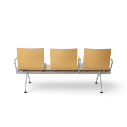 PROVOUR Mi Bench 三人座等候椅，曲木椅面搭配經典皮革軟墊與鐵製粉體塗裝椅腳，簡約耐用適合公共空間。