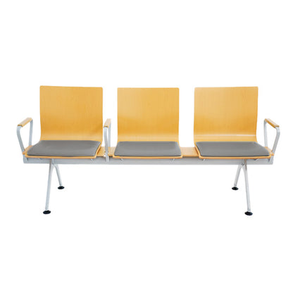 PROVOUR Mi Bench 三人座等候椅，曲木椅面搭配經典皮革軟墊與鐵製粉體塗裝椅腳，簡約耐用。