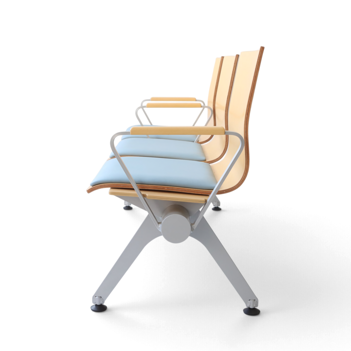 PROVOUR Mi Bench 三人座等候椅，曲木椅面搭配經典皮革軟墊與鐵製粉體塗裝椅腳，簡約耐用。側視圖。