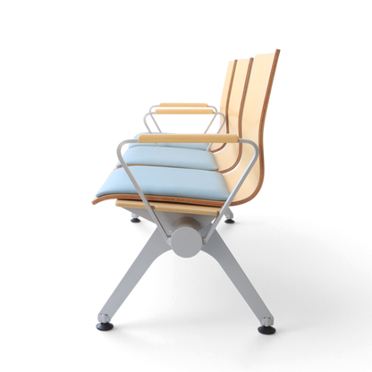 PROVOUR Mi Bench 三人座等候椅，曲木椅面搭配經典皮革軟墊與鐵製粉體塗裝椅腳，簡約耐用。側視圖。