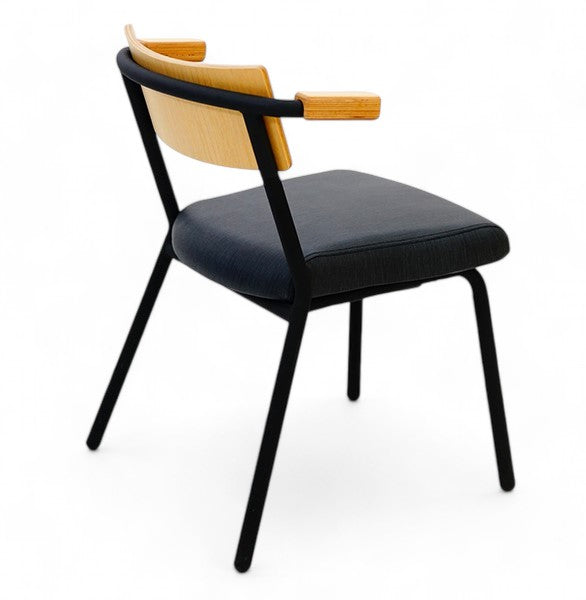 PROVOUR P Chair 單人椅，具備曲木椅背、黑色金屬椅腳與舒適 PVC 座墊，簡約現代風格設計。