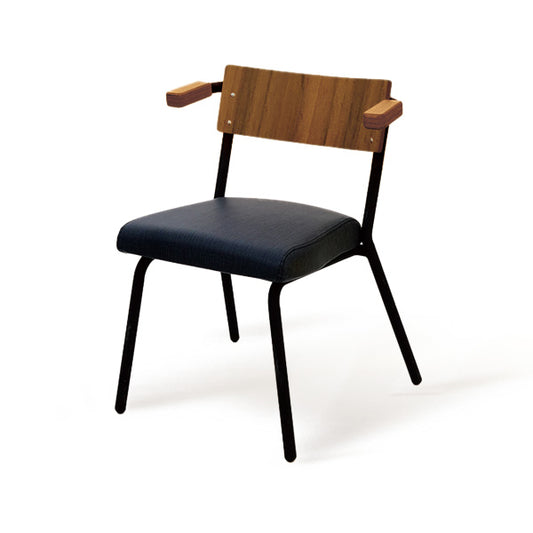 PROVOUR P Chair 單人椅，具備曲木椅背、黑色PVC座墊與粉體塗裝金屬椅腳，簡約木質扶手設計。