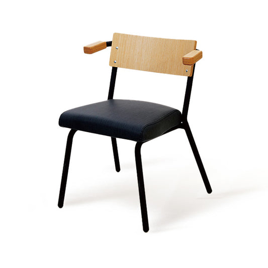 PROVOUR P Chair 單人椅，具備曲木椅背、黑色PVC座墊與粉體塗裝金屬椅腳，簡約木質扶手設計。