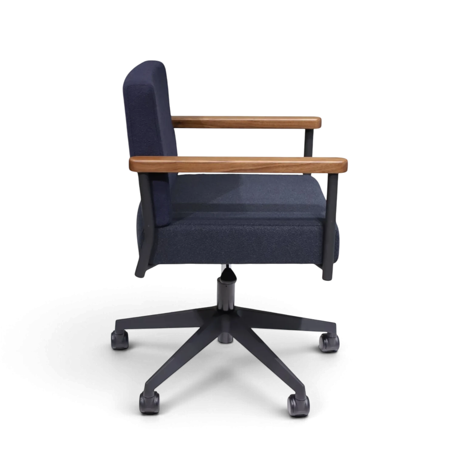 PROVOUR 台日設計家具｜木質辦公桌辦公椅 T Chair 深藍色布面辦公椅，配有實木扶手與五爪滑輪椅腳，側視圖