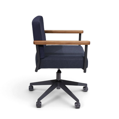 PROVOUR 台日設計家具｜木質辦公桌辦公椅 T Chair 深藍色布面辦公椅，配有實木扶手與五爪滑輪椅腳，側視圖