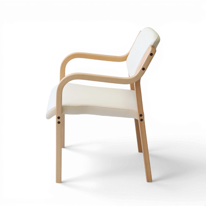 PROVOUR 台日設計家具 M Chair-02 白色曲木扶手餐椅，採用淺色木質椅腳與舒適PVC軟墊，簡約可堆疊設計。