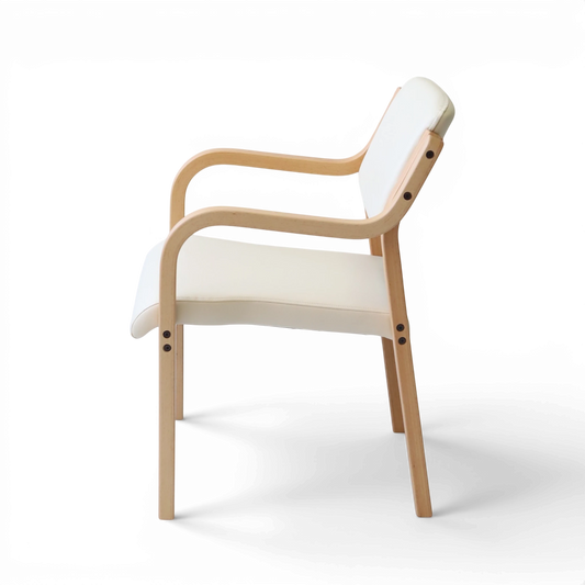 PROVOUR 台日設計家具 M Chair-02 白色曲木扶手餐椅，採用淺色木質椅腳與舒適PVC軟墊，簡約可堆疊設計。