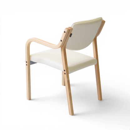 PROVOUR 台日設計家具 M Chair-02 米白色 PVC 曲木扶手餐椅，具備可堆疊設計，適合商務接待與居家空間。